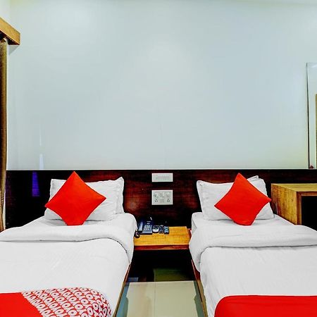 Oyo 77491 Hotel Shreenath Valsad ภายนอก รูปภาพ
