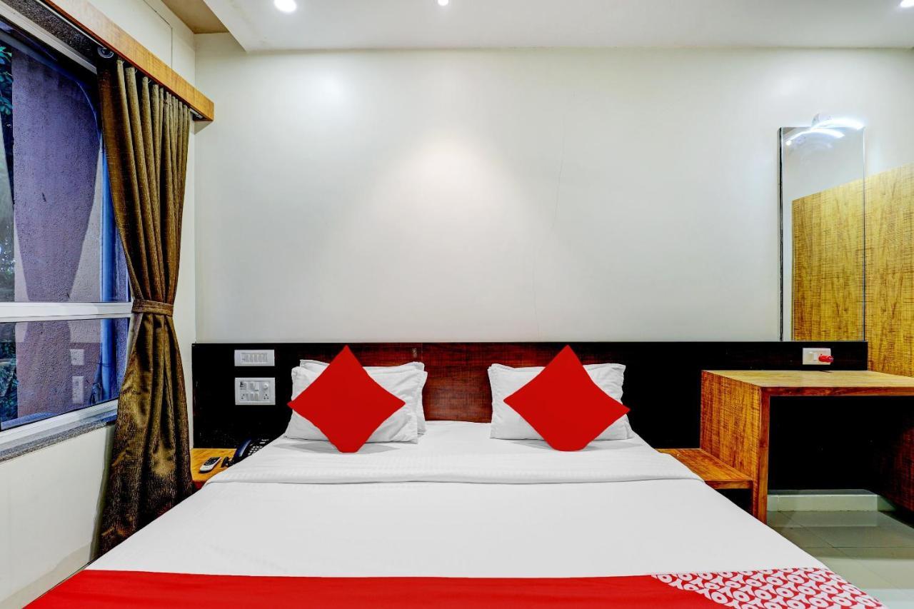 Oyo 77491 Hotel Shreenath Valsad ภายนอก รูปภาพ