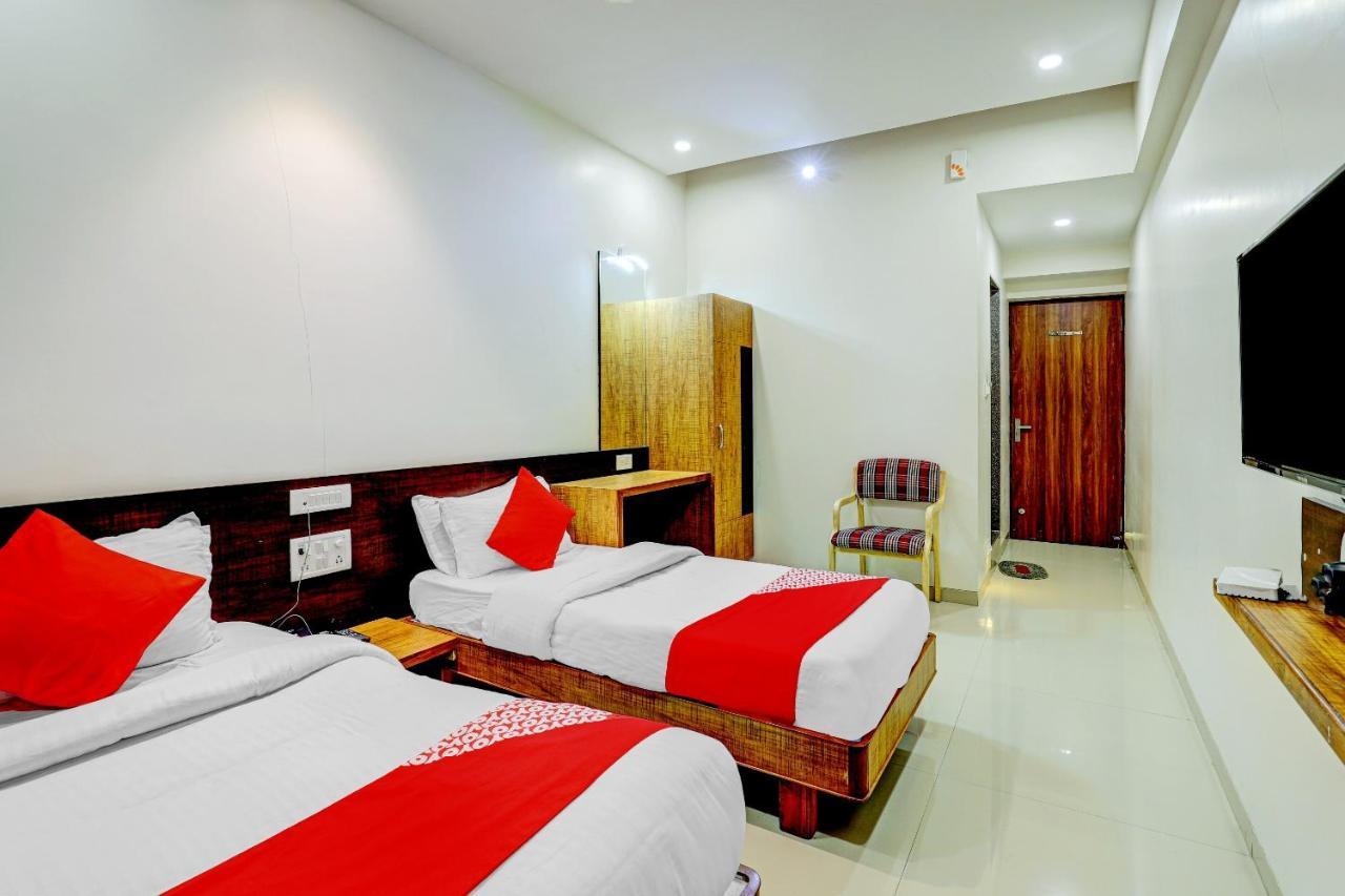 Oyo 77491 Hotel Shreenath Valsad ภายนอก รูปภาพ