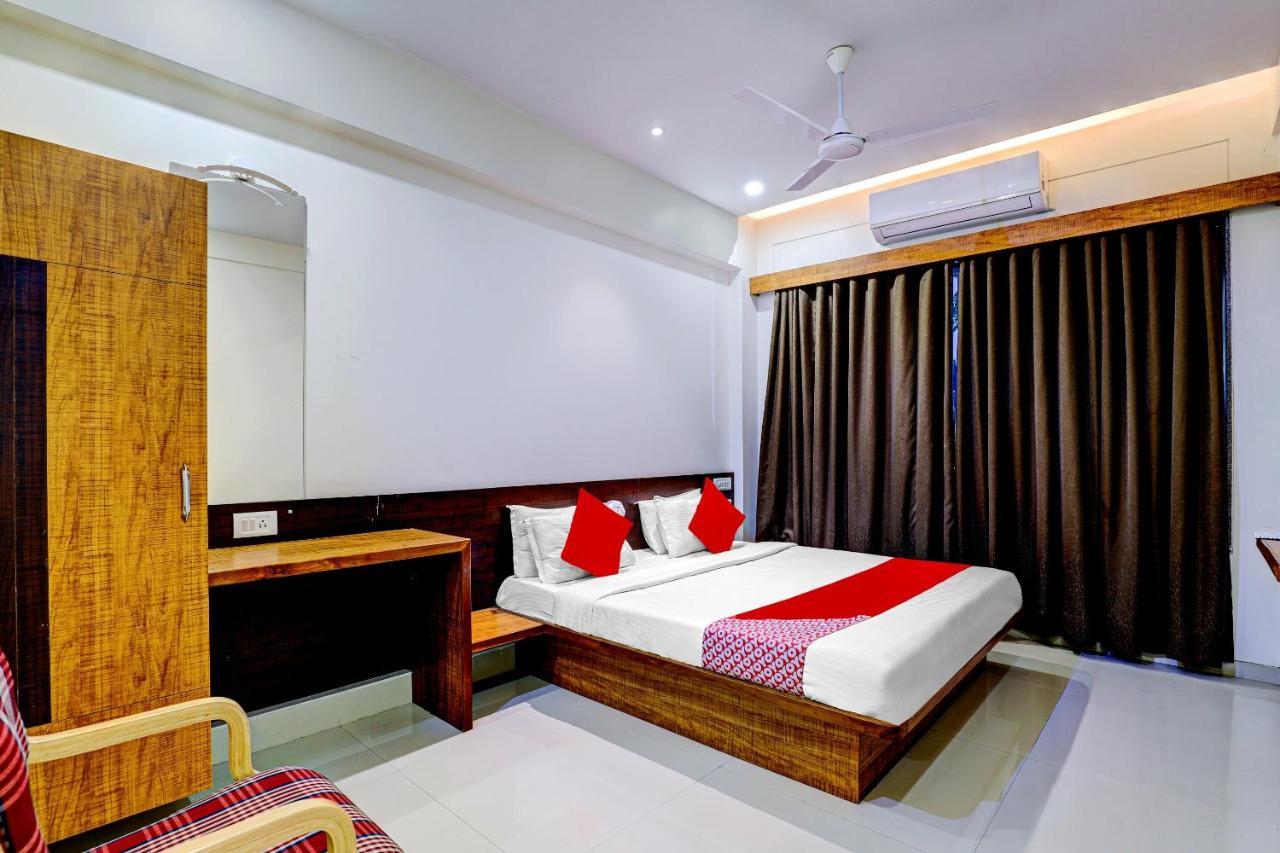 Oyo 77491 Hotel Shreenath Valsad ภายนอก รูปภาพ