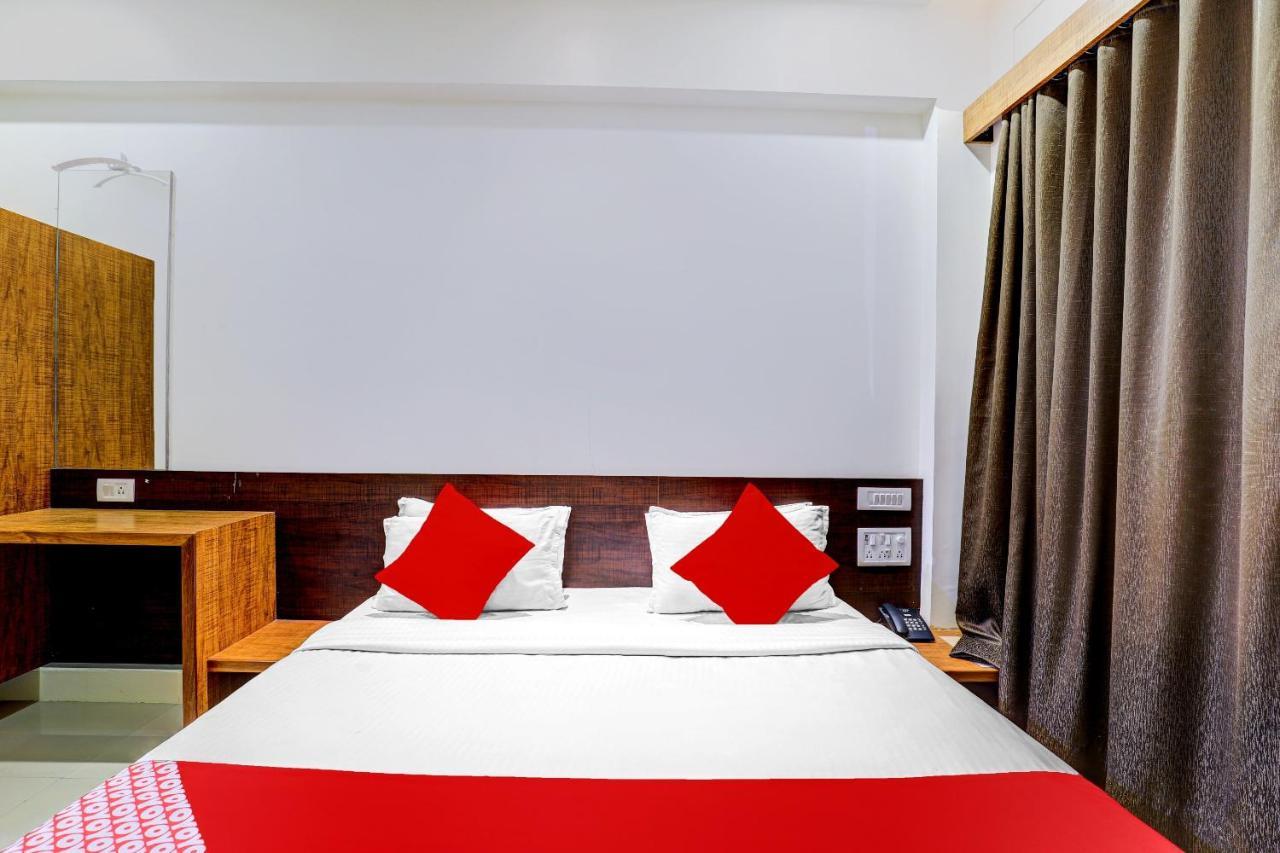 Oyo 77491 Hotel Shreenath Valsad ภายนอก รูปภาพ