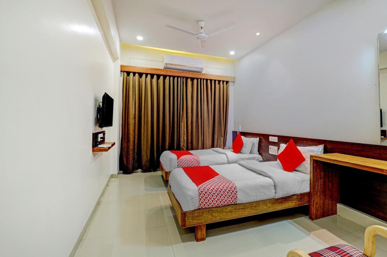 Oyo 77491 Hotel Shreenath Valsad ภายนอก รูปภาพ