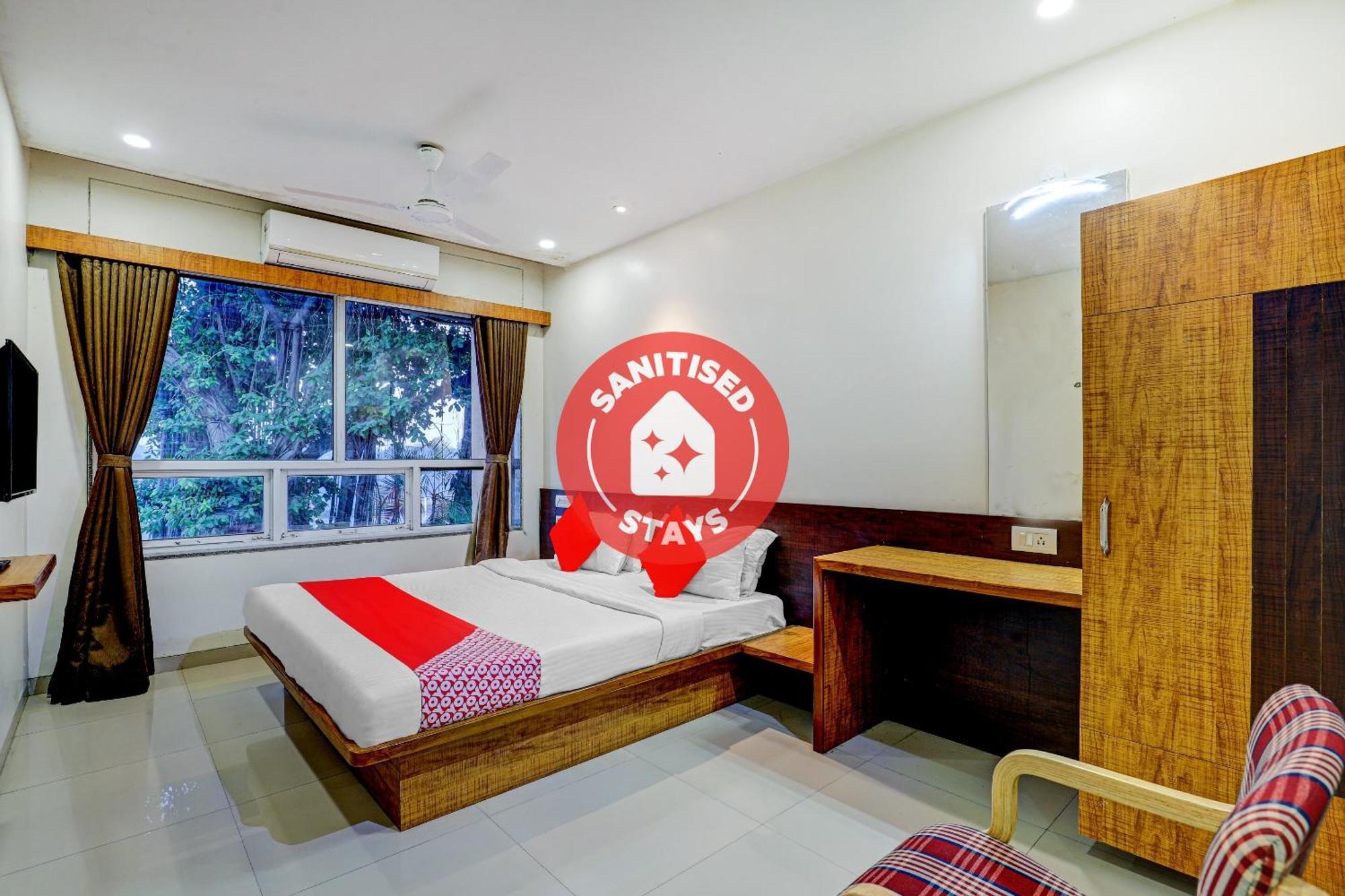 Oyo 77491 Hotel Shreenath Valsad ภายนอก รูปภาพ