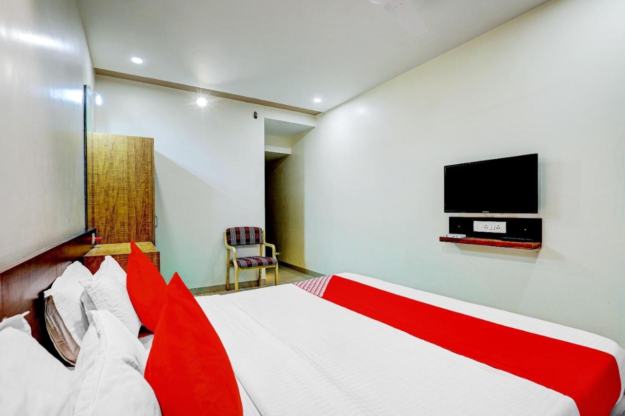 Oyo 77491 Hotel Shreenath Valsad ภายนอก รูปภาพ