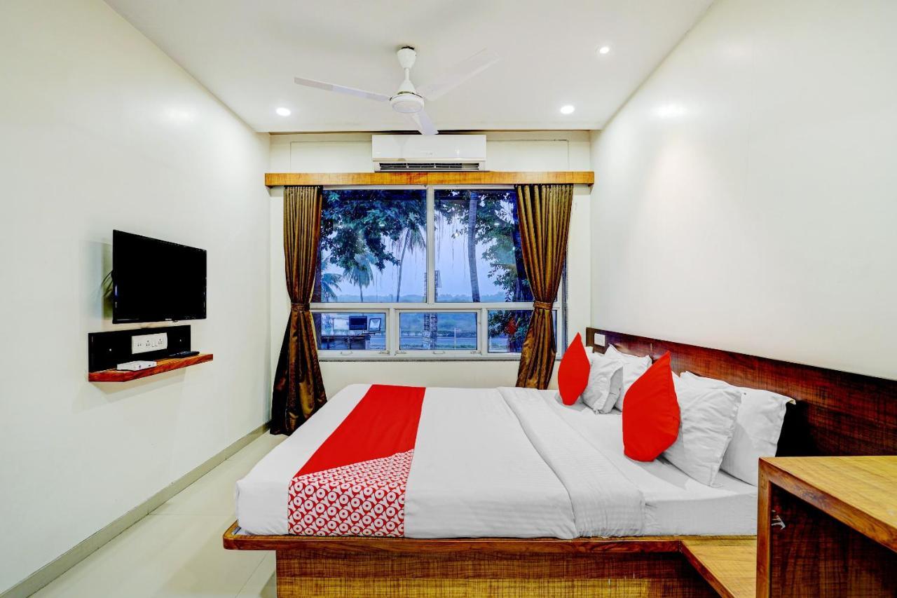 Oyo 77491 Hotel Shreenath Valsad ภายนอก รูปภาพ