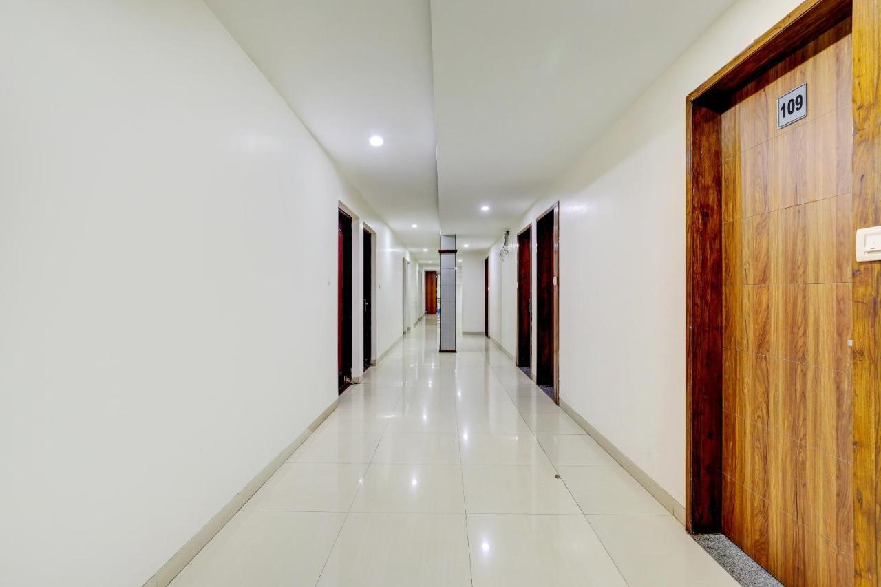 Oyo 77491 Hotel Shreenath Valsad ภายนอก รูปภาพ