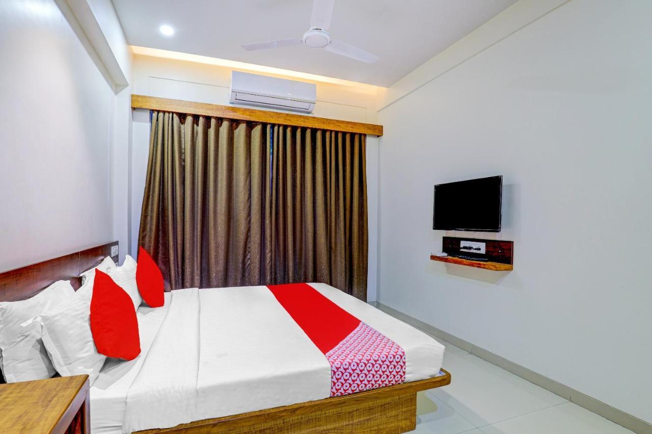 Oyo 77491 Hotel Shreenath Valsad ภายนอก รูปภาพ