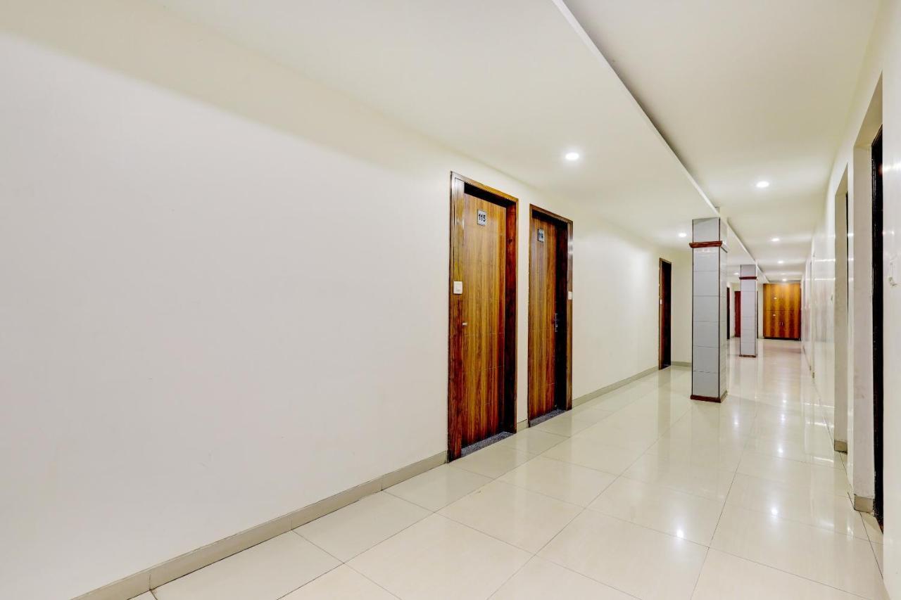Oyo 77491 Hotel Shreenath Valsad ภายนอก รูปภาพ