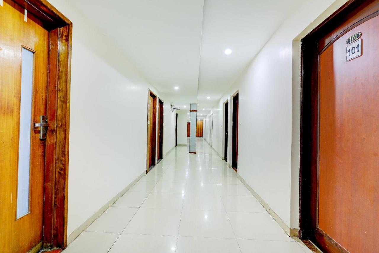 Oyo 77491 Hotel Shreenath Valsad ภายนอก รูปภาพ
